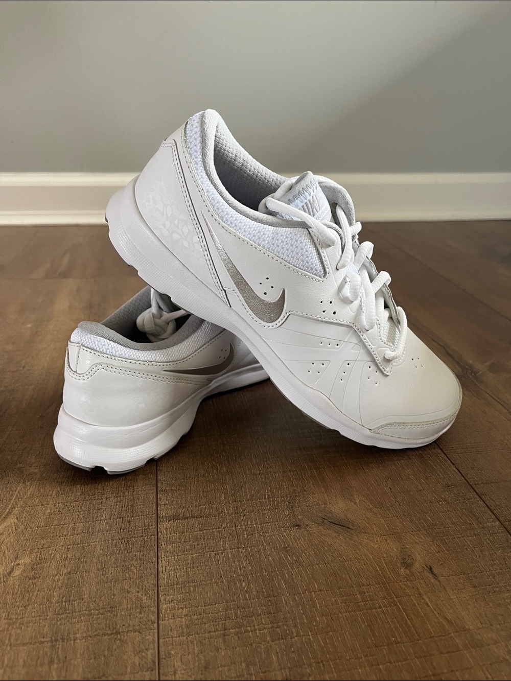 Nike Core Motion TR 2 White Training Sneakers like new size 8